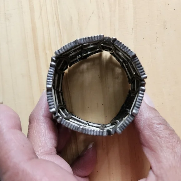 Premier Designs Victorian-style Filigree with Peridot Stretch Bracelet - Picture 5 of 9